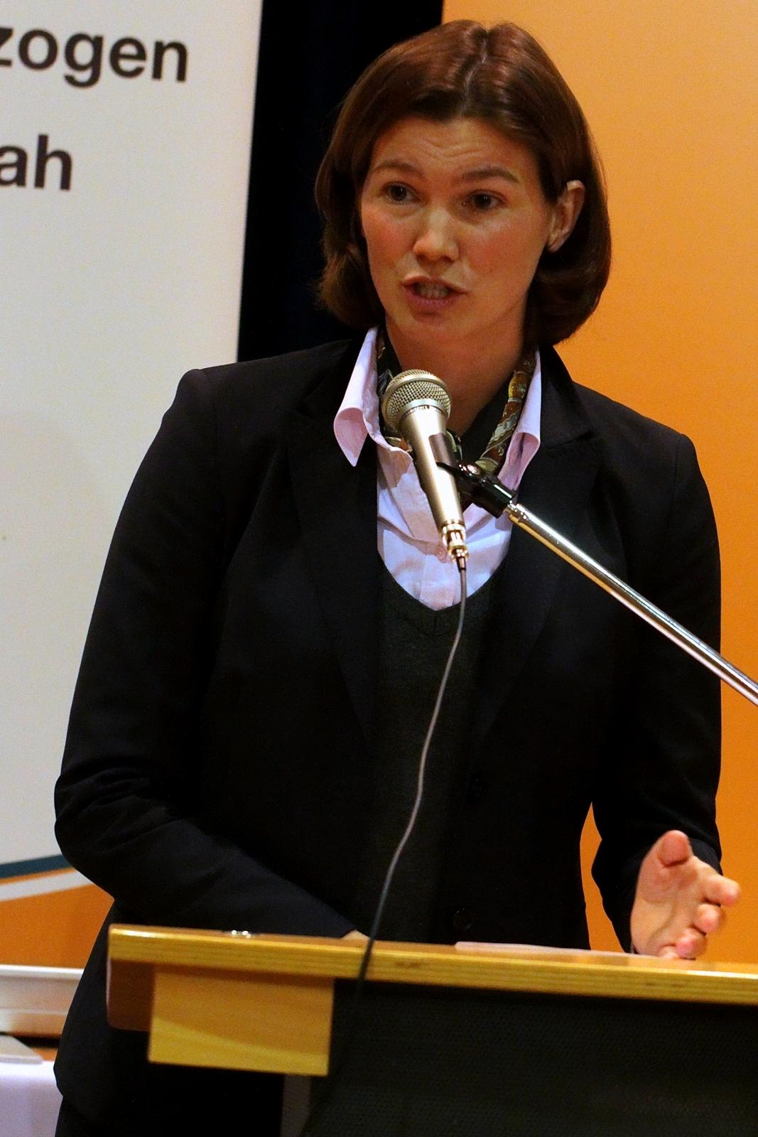 In einer engagierten und kompetenten Rede nimmt Tanja Schweiger Stellung zu verschiedenen Themen im Landkreis Regensburg 